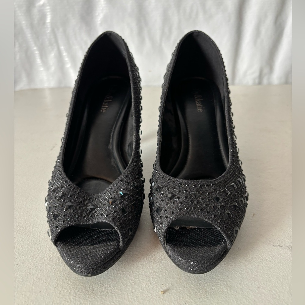 Woman’s Black pumps